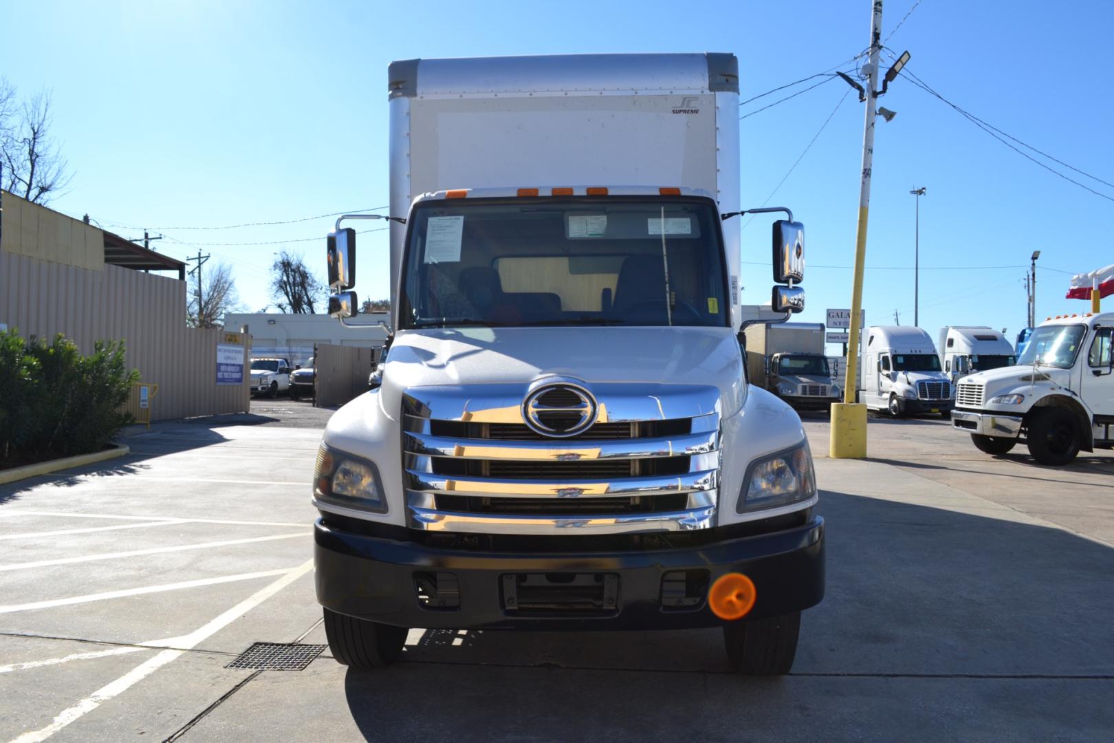 2015 WHITE /BLACK HINO 268 with an HINO JO8E-VC 6.7L 220HP engine, ALLISON 6SPD AUTOMATIC transmission, located at 9172 North Fwy, Houston, TX, 77037, (713) 910-6868, 29.887470, -95.411903 - Photo#1